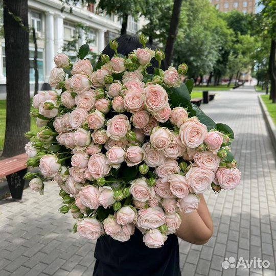 Шикарный букет из 19 кустовых роз