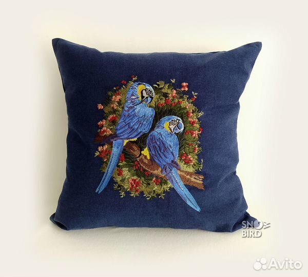 Декоративный чехол на подушку с вышивкой