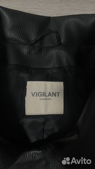 Куртка из плотной экокожи укороченного кроя