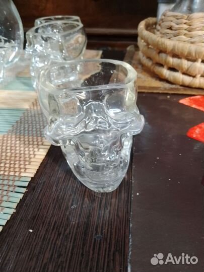 Черепа Графин и три по три набора стопок черепушек