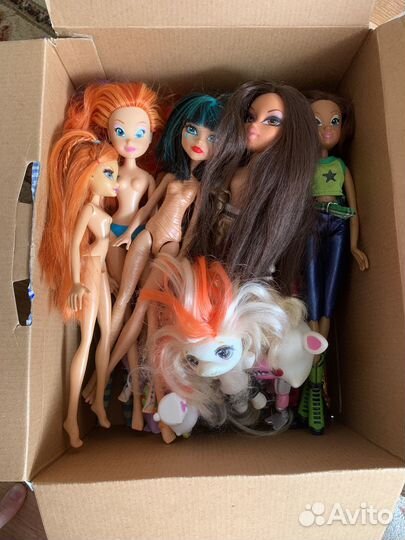 Коробка с куклами