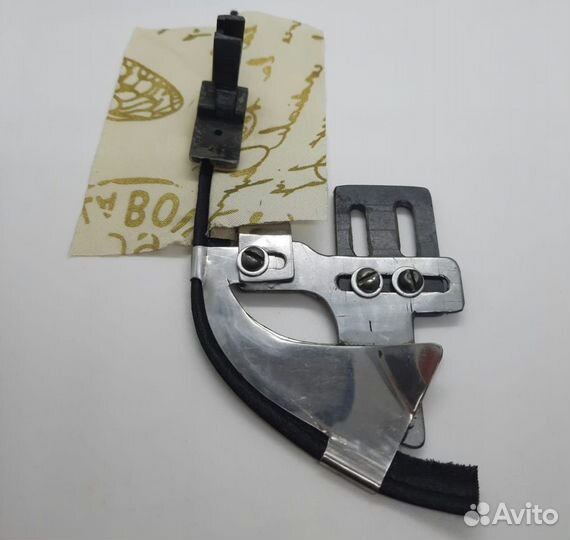 Приспособление для вшивания атласного канта