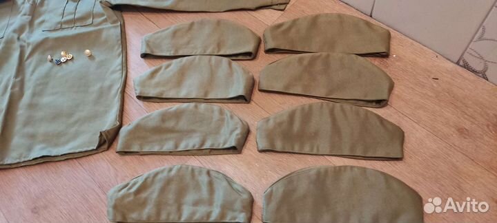 Военная форма и пилотки на 9 мая