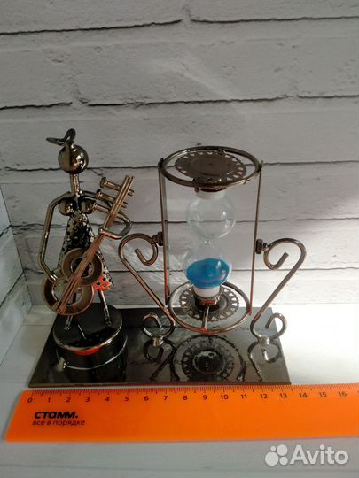 Композиция с песочными часами