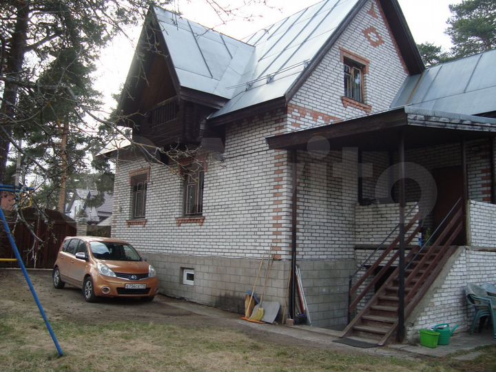 Коттедж 210 м² на участке 9 сот.