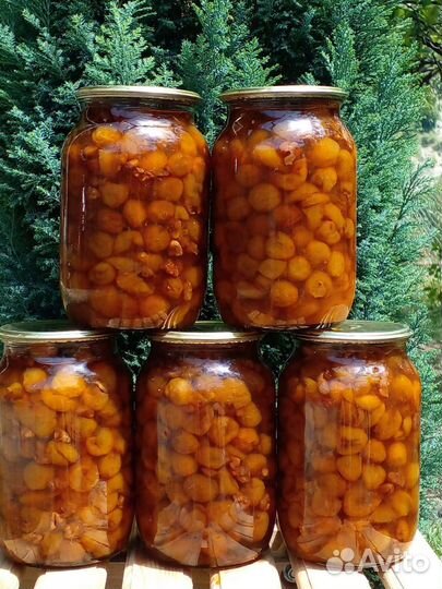 Белая черешня с орехом