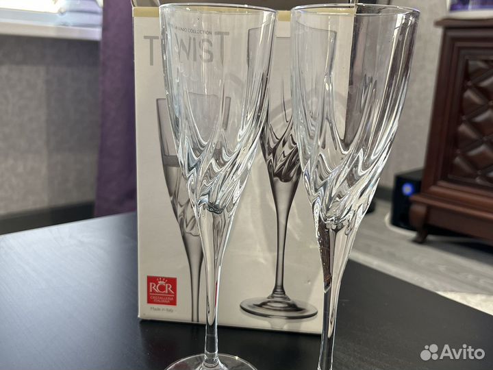 Прлдам два бокала под шампанское