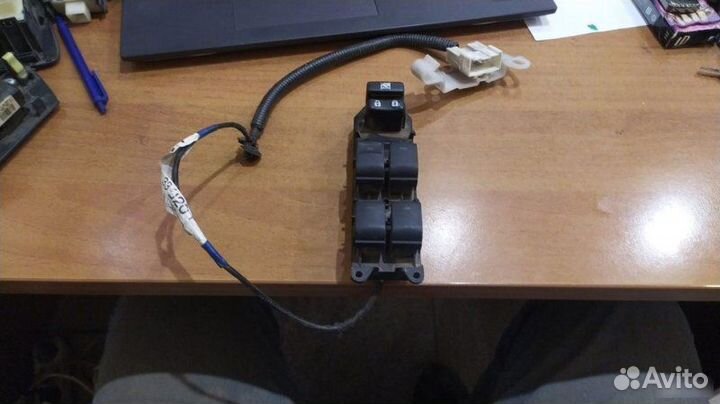 Кнопки стеклоподъемника Toyota Land Cruiser 200