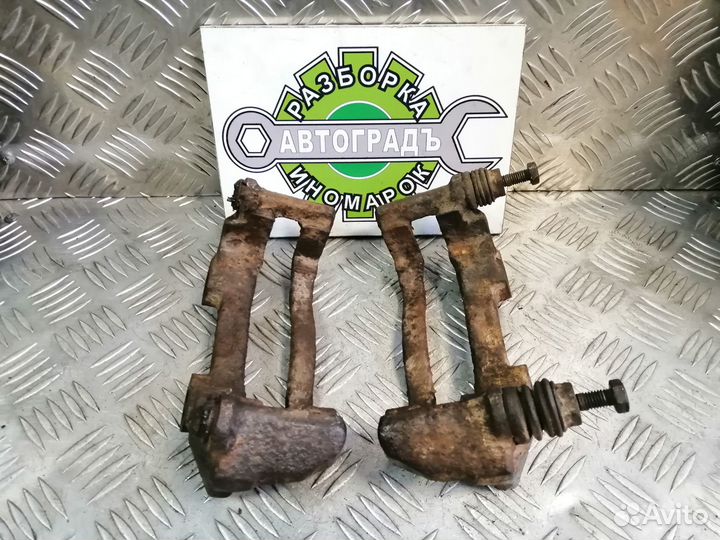 Скоба переднего суппорта Volkswagen Transporter T3