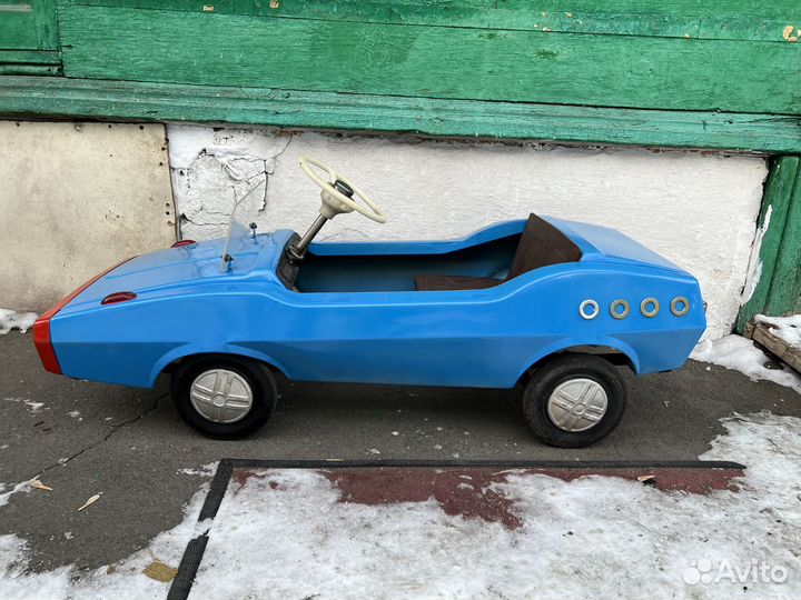 Педальная машинка