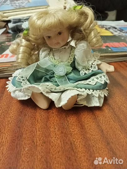 Кукла фарфоровая