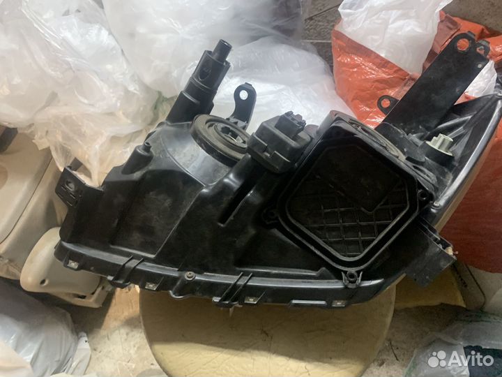 Фара правая Toyota RAV 4 81130-42430