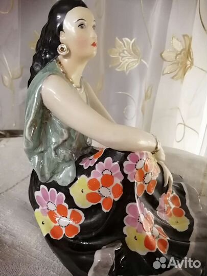 Фарфоровые статуэтка *цыганка Земфира*1954