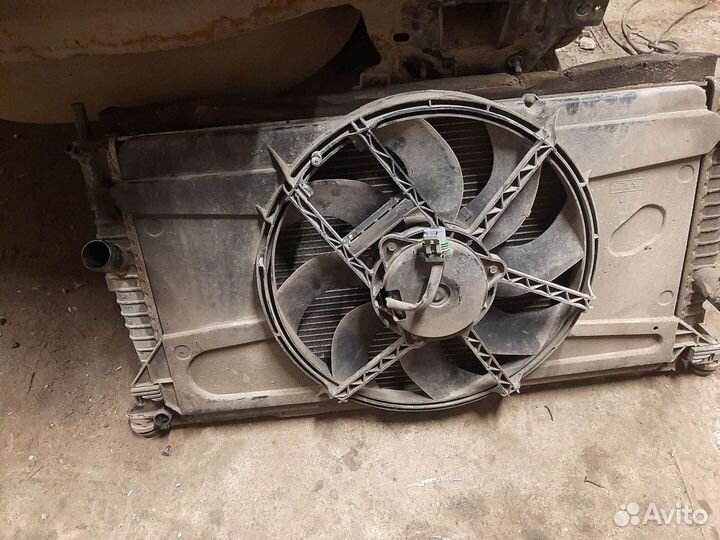 Диффузор вентилятора Ford Focus 2