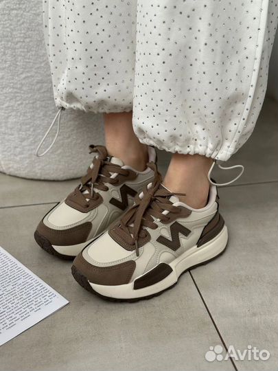 Кроссовки женские