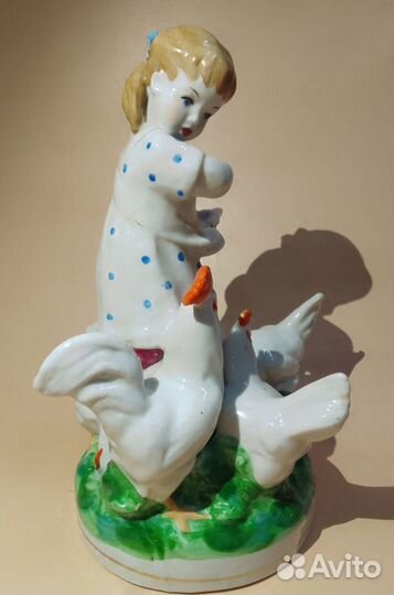 Юная птичница. Фарфоровая статуэтка