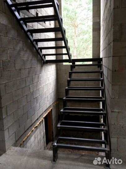 Лестница г-образная на дачу