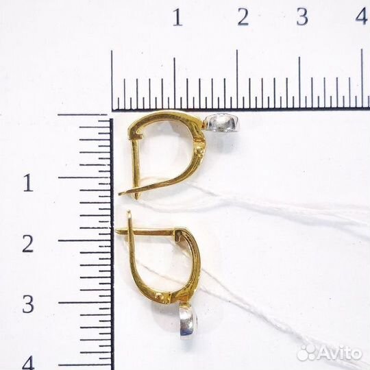 Золотые серьги с бриллиантом