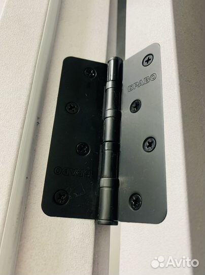 Белые двери со стеклом склад