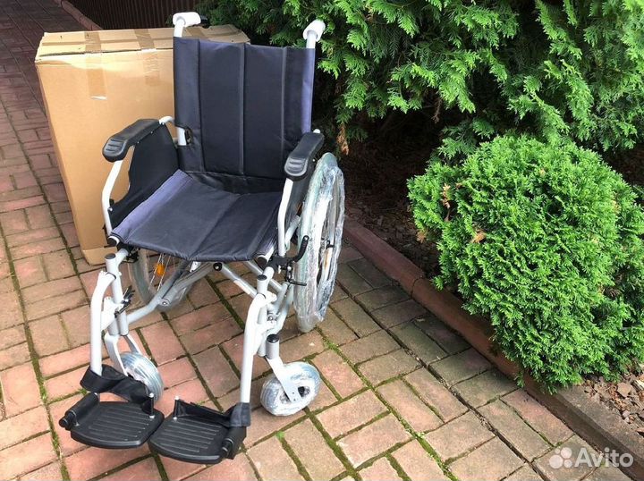 Коляска для инвалидов легкая