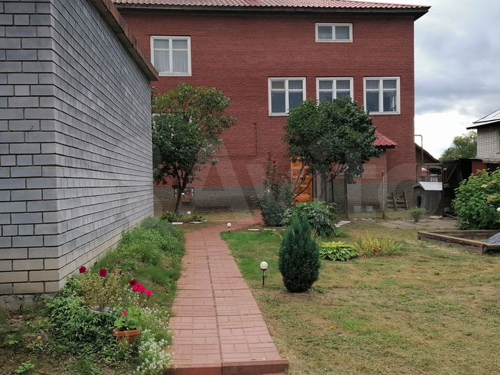 Коттедж 200 м² на участке 12 сот.