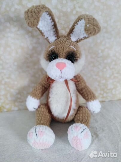 Плюшевый заяц вязаный