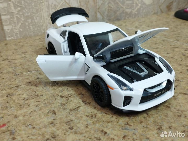 Модель автомобиля Nissan GTR масштаб 1:32