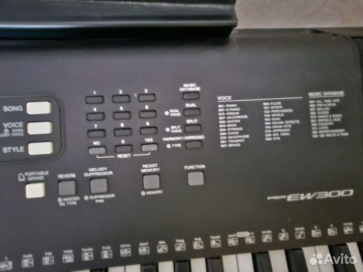 Продам синтезатор Yamaha PSR-EW 300