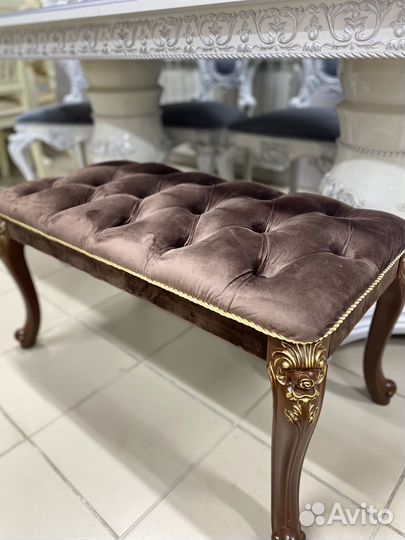 Банкетка с каретной стяжкой. столы стулья