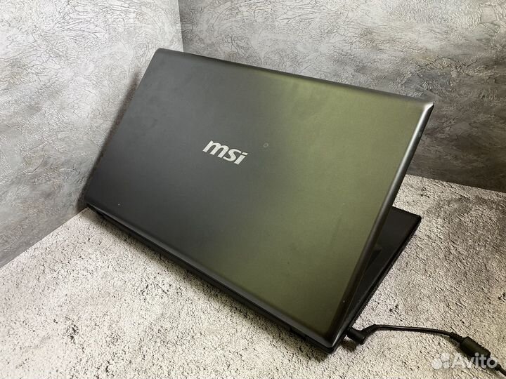 Большой ноутбук MSI 2 видеокарты/1000 gb/8 gb