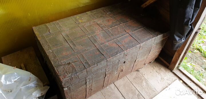 Сундук старинный