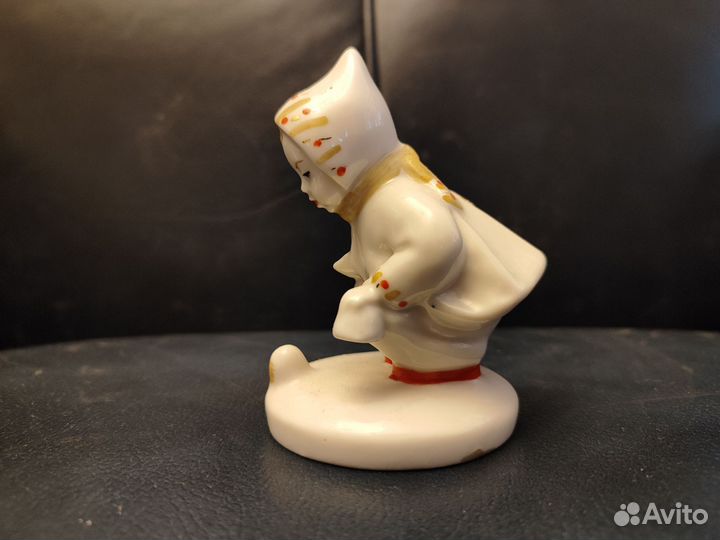Фарфоровая статуэтка-Ребенок в песочнице,ссср,лфз