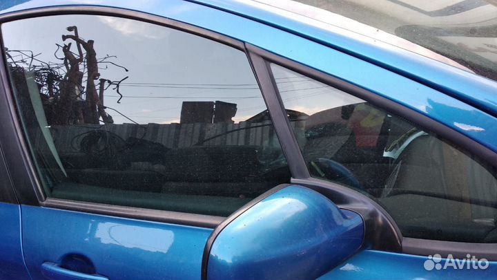 Стекло передней правой двери Peugeot 307
