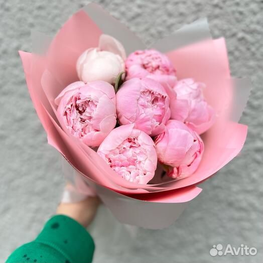 7 розовых нежных пионов в упаковке