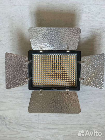 Светодиодный светильник Yongnuo YN-300 II