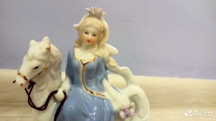Статуэтка фарфор дама на лошади, собака