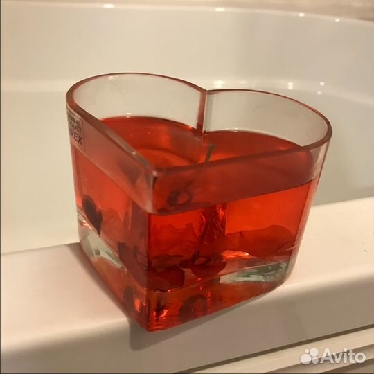 Гелевая свеча «Сердце» с лепестками роз