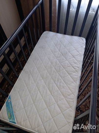 Детская кроватка с маятником