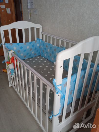 Детская кроватка с маятником и ящиком