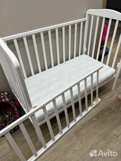 Детская кроватка с поперечным маятником