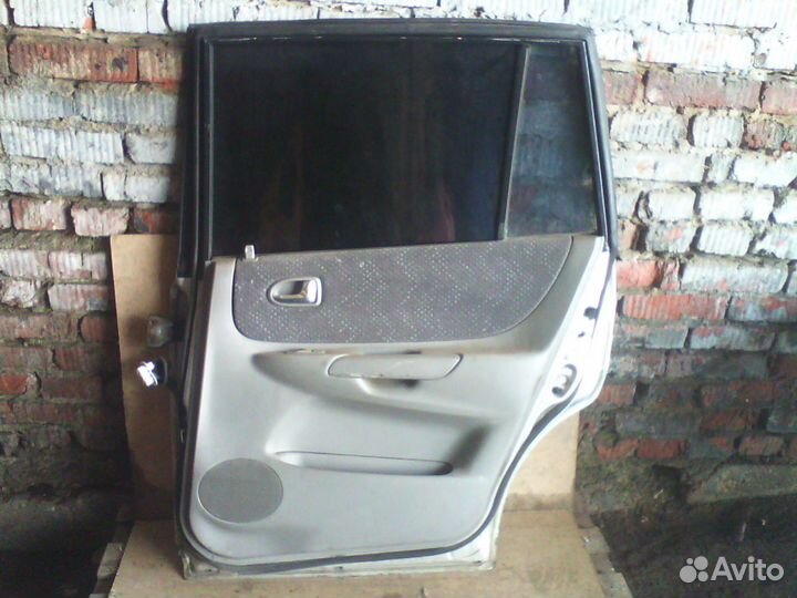 Дверь задняя правая в сборе Mazda Premacy 1