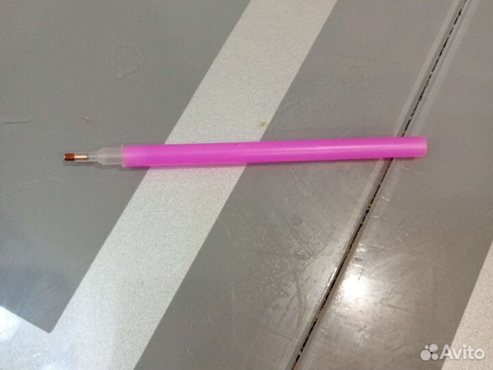 Красный квадрат, пластиковый карандаш