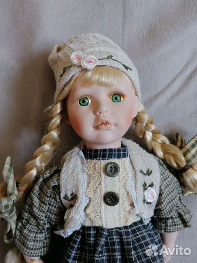 Коллекционная фарфоровая кукла