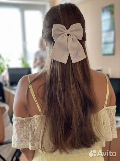 Бантик из льна с вышитой буквой