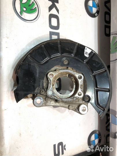 Кулак поворотный передний правый Volkswagen Passat