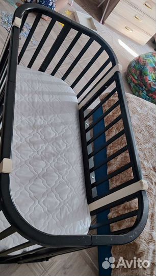 Детская кроватка с маятником