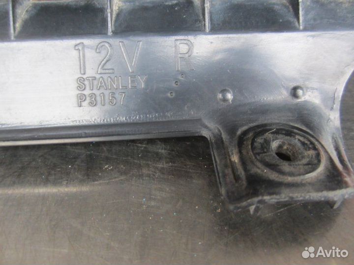 Фонарь правый Mitsubishi Pajero 3 6G74 2003