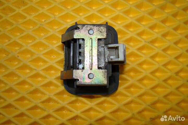 Кнопка блокировки передняя правая Saturn SL