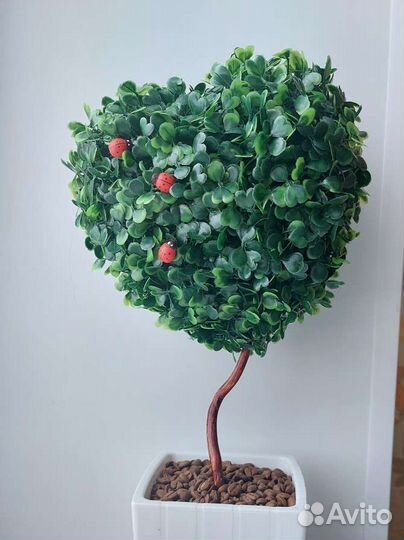 Искусственные цветы в горшочке