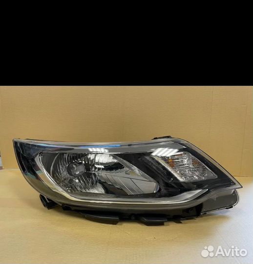 Правая передняя фара на Kia Rio 3 2012